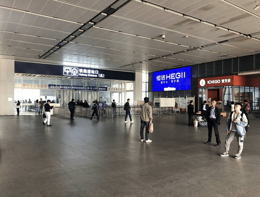 高铁站灯箱广告运营商全面招商，春运品牌宣传的最佳选择