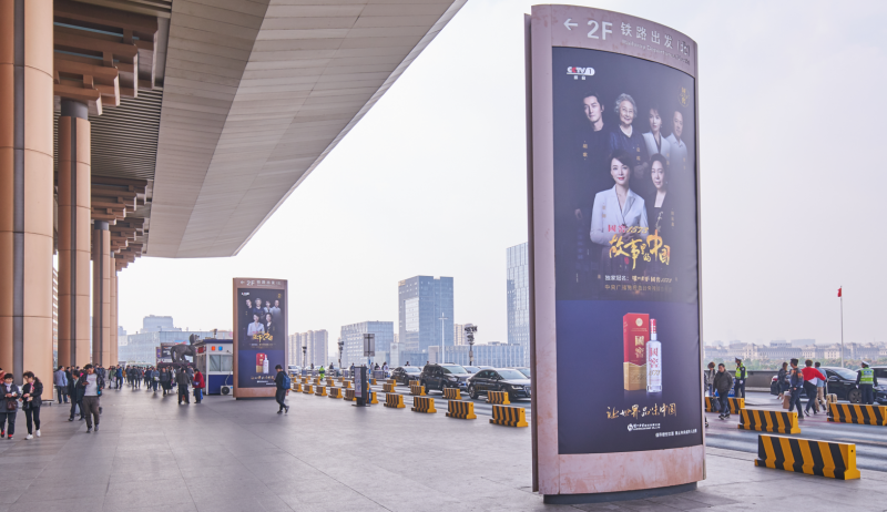 南京南站南、北落客平台（2F）图腾灯箱广告报价