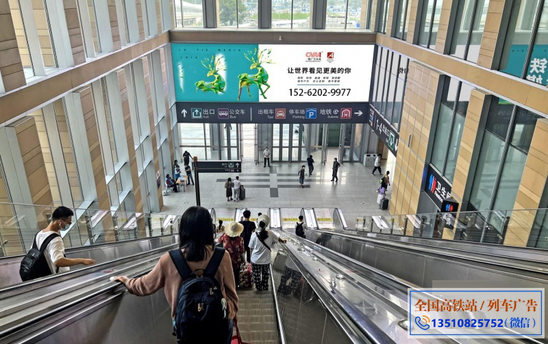 北京丰台站到达层高铁线出站楣头灯箱广告