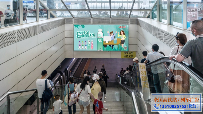 成都东站高铁广告出发层进站通道扶梯正面楣头灯箱
