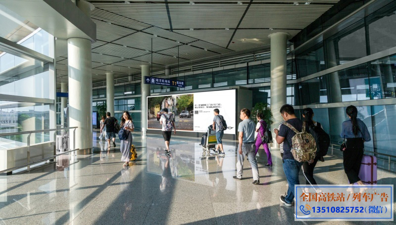 长沙黄花国际机场T2磁浮连廊落地灯箱广告