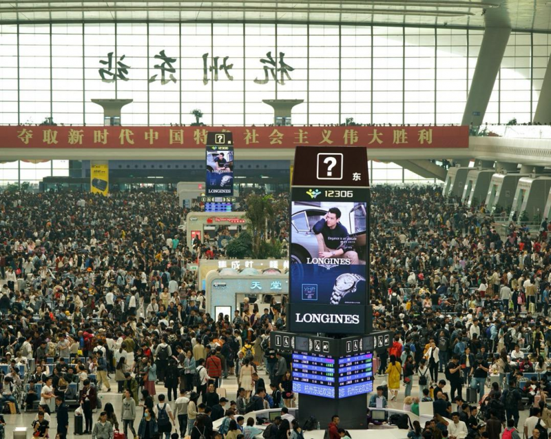 杭州东站高铁候车大厅中央服务中心12306信息屏