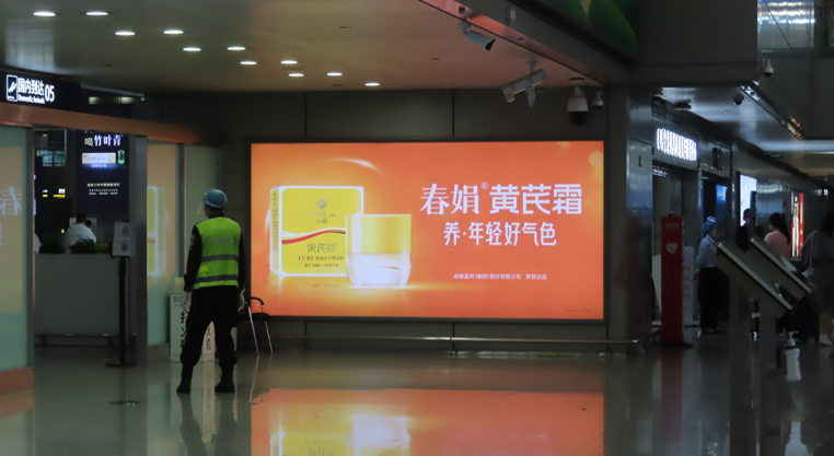 成都双流机场T2航站出发层灯箱广告