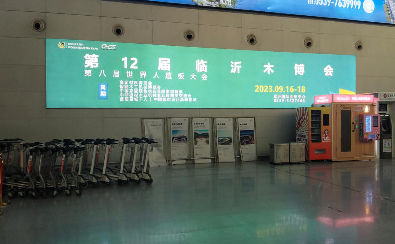 临沂启阳国际机场值机柜台北侧灯箱广告