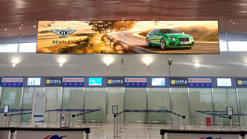 绵阳南郊机场T2航站楼安检口正上方LED广告