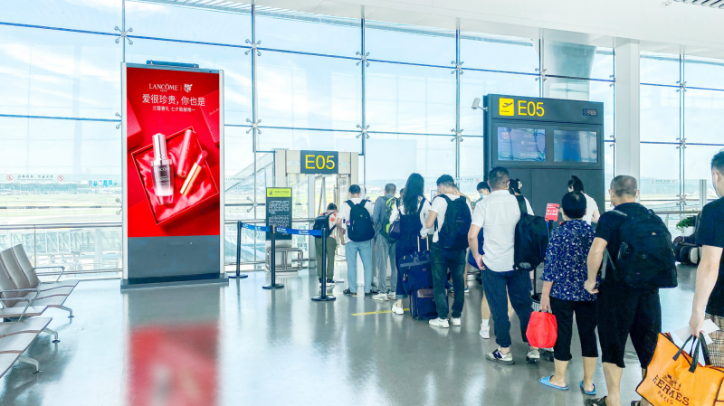 重庆江北国际机场T3A航站楼内登机口旁LED广告