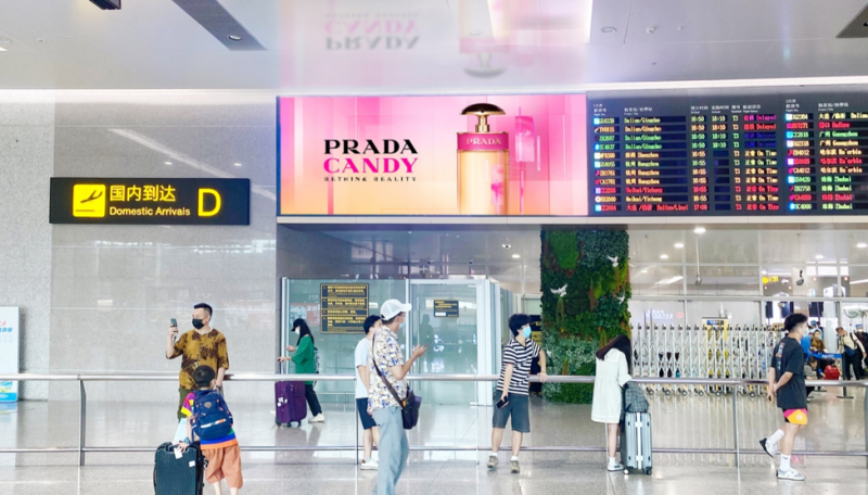 重庆江北国际机场国内行李厅出口上方LED屏广告