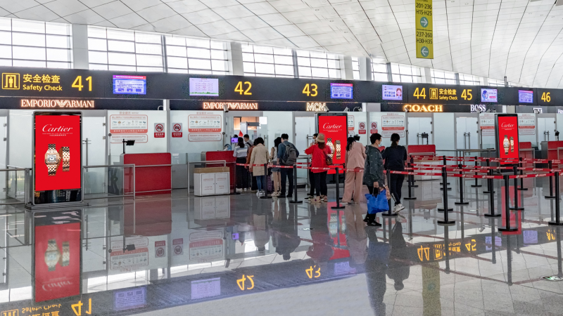 郑州新郑国际机场四层出发安检口前电子刷屏广告