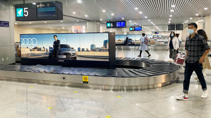 福州长乐国际机场行李转盘上方LCD拼屏广告