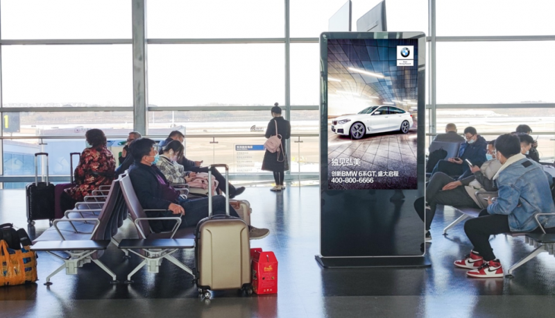 南京禄口国际机场登机口旁电子刷屏广告