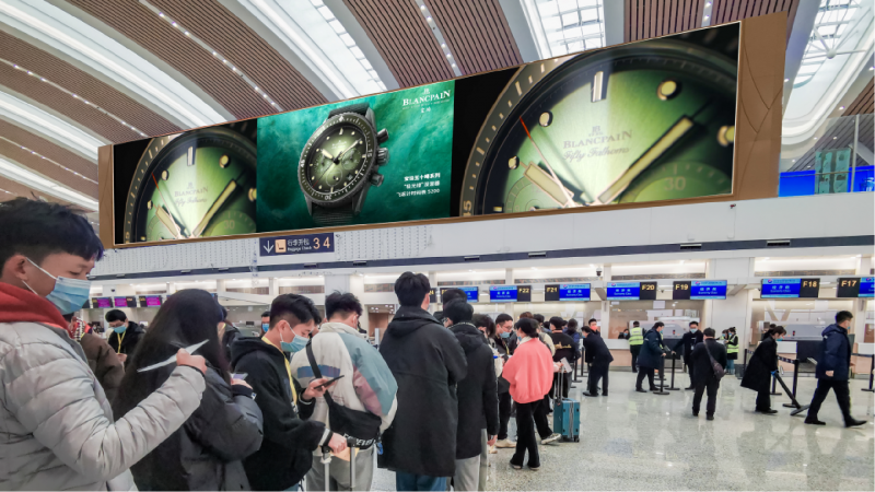 贵阳龙洞堡国际机场办票岛正上方LED大屏广告