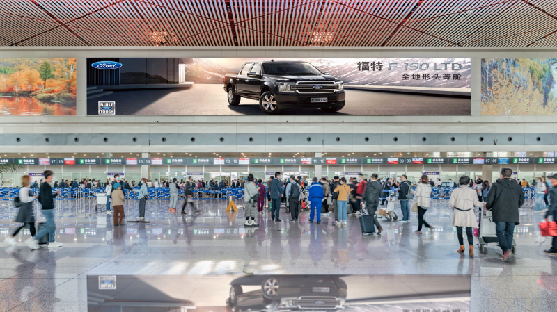 哈尔滨太平国际机场出发安检上方LED大屏广告