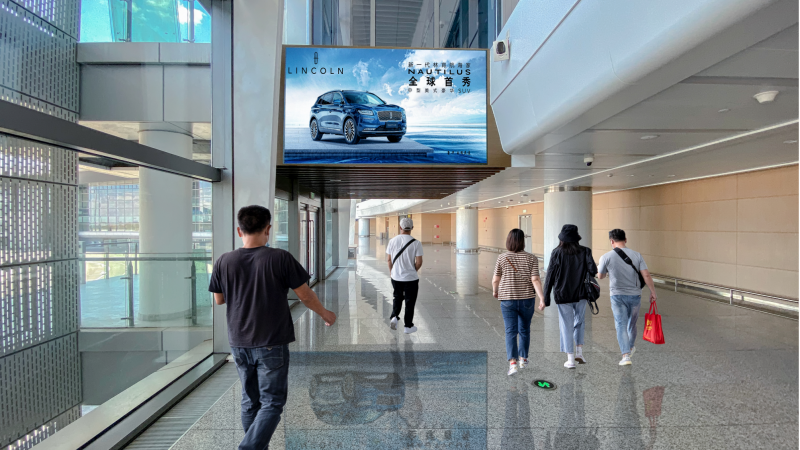青岛胶东国际机场到达通廊电子刷屏广告