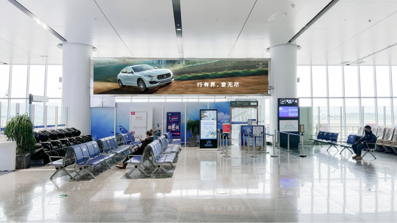 柳州白莲国际机场登机口上方LED屏广告