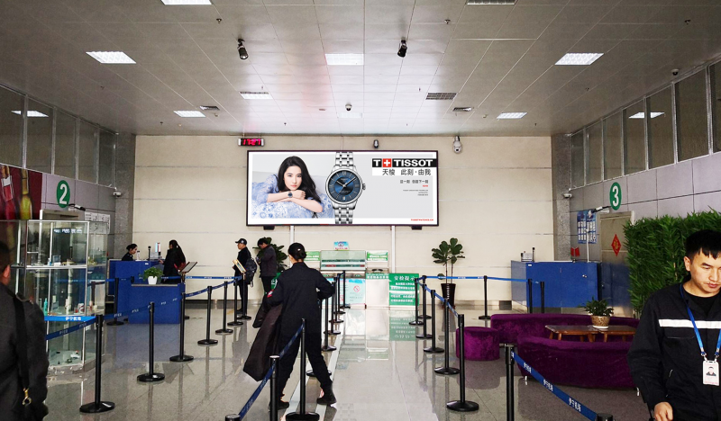 伊宁机场安检旁LED大屏广告