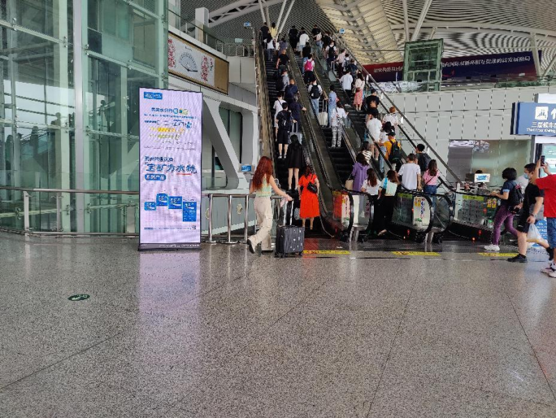 广州南站高铁二层扶手电梯换乘口LED屏广告