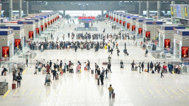 郑州东站高铁候车厅LCD广告