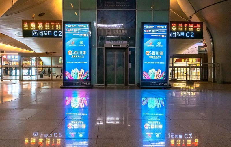 武汉站高铁一层到达厅LED广告