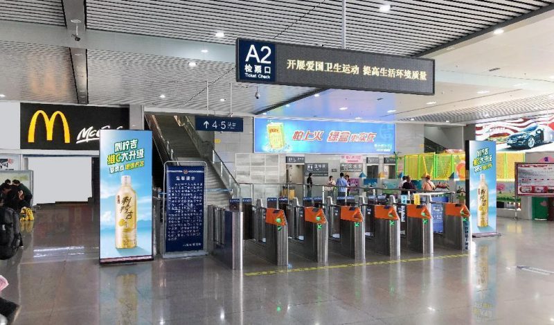 珠海(拱北)高铁站候车厅检票口LED广告