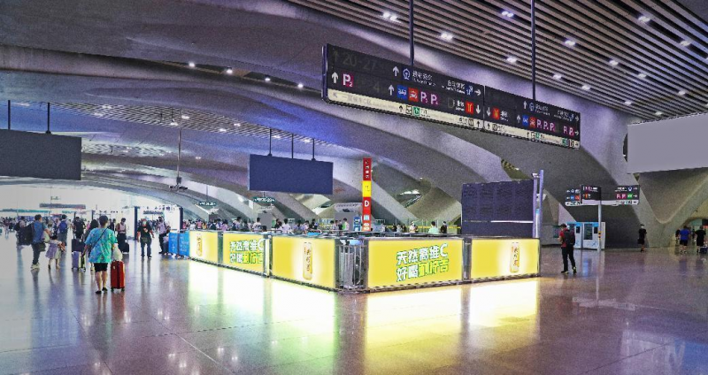 广州南站高铁一楼地铁换乘口LED广告