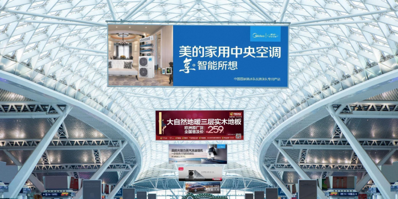 广州南站高铁三层候车大厅中间通廊上方大型吊幅广告