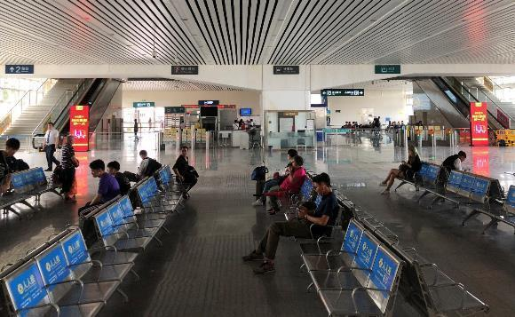 珠海北站进站口、出站口LED广告