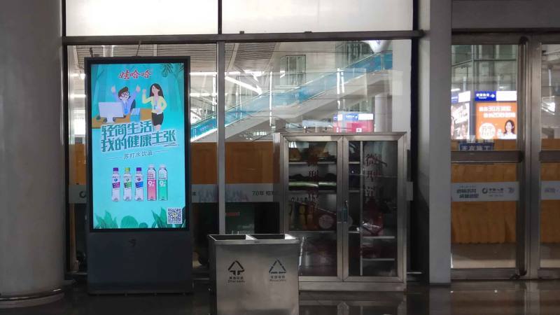徐州东站候车室独立刷屏广告