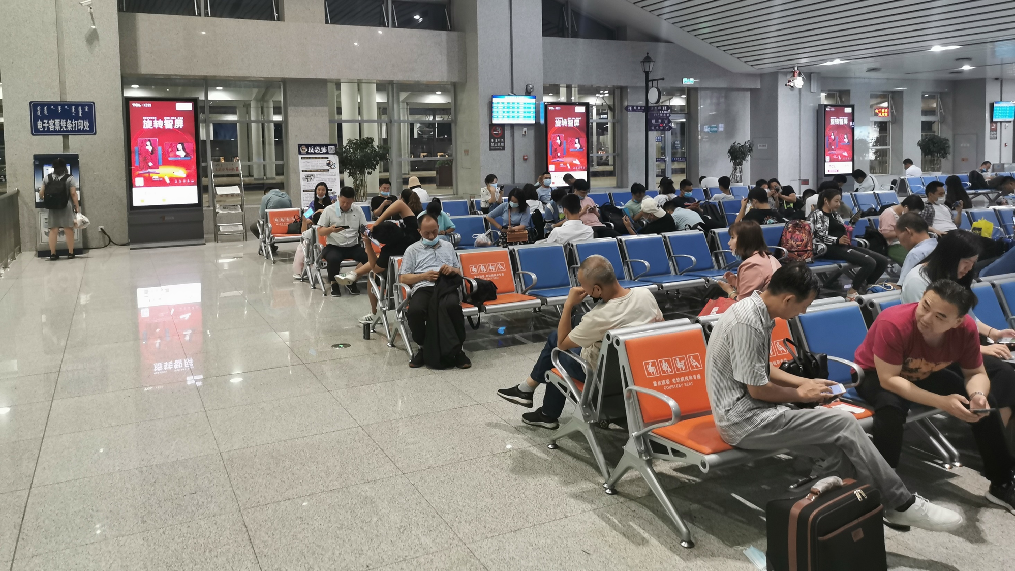 乌兰察布站候车室独立刷屏广告