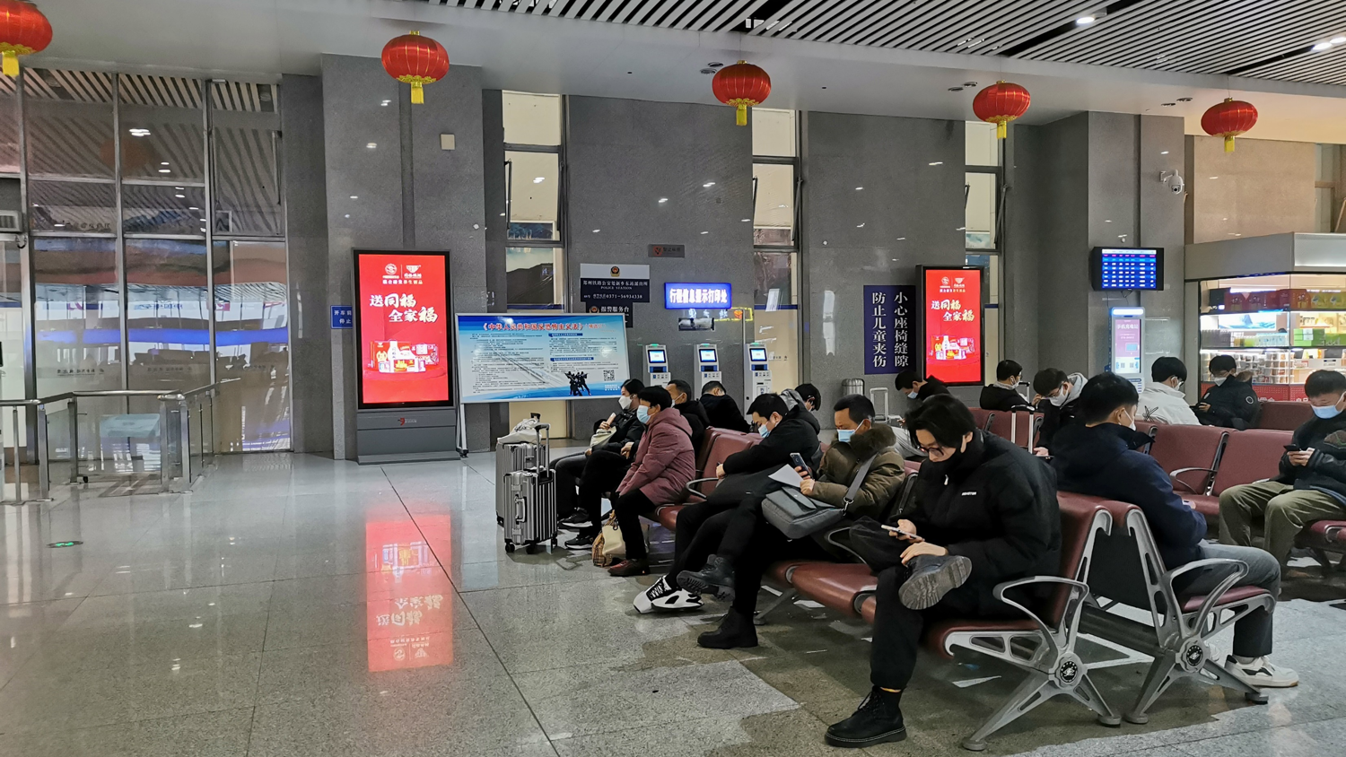 新乡东站候车室独立刷屏广告