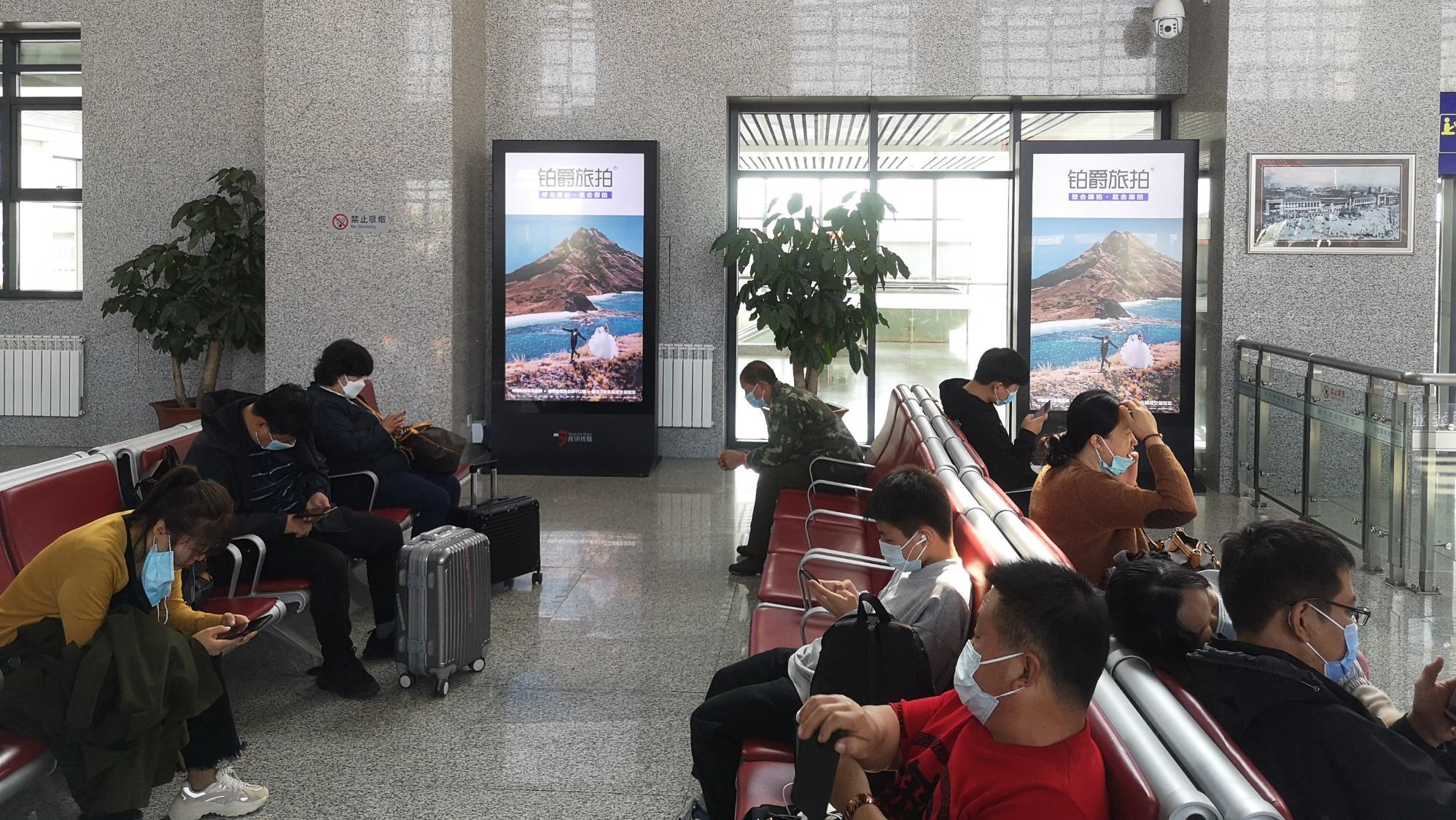 尚志南站候车室独立刷屏机广告