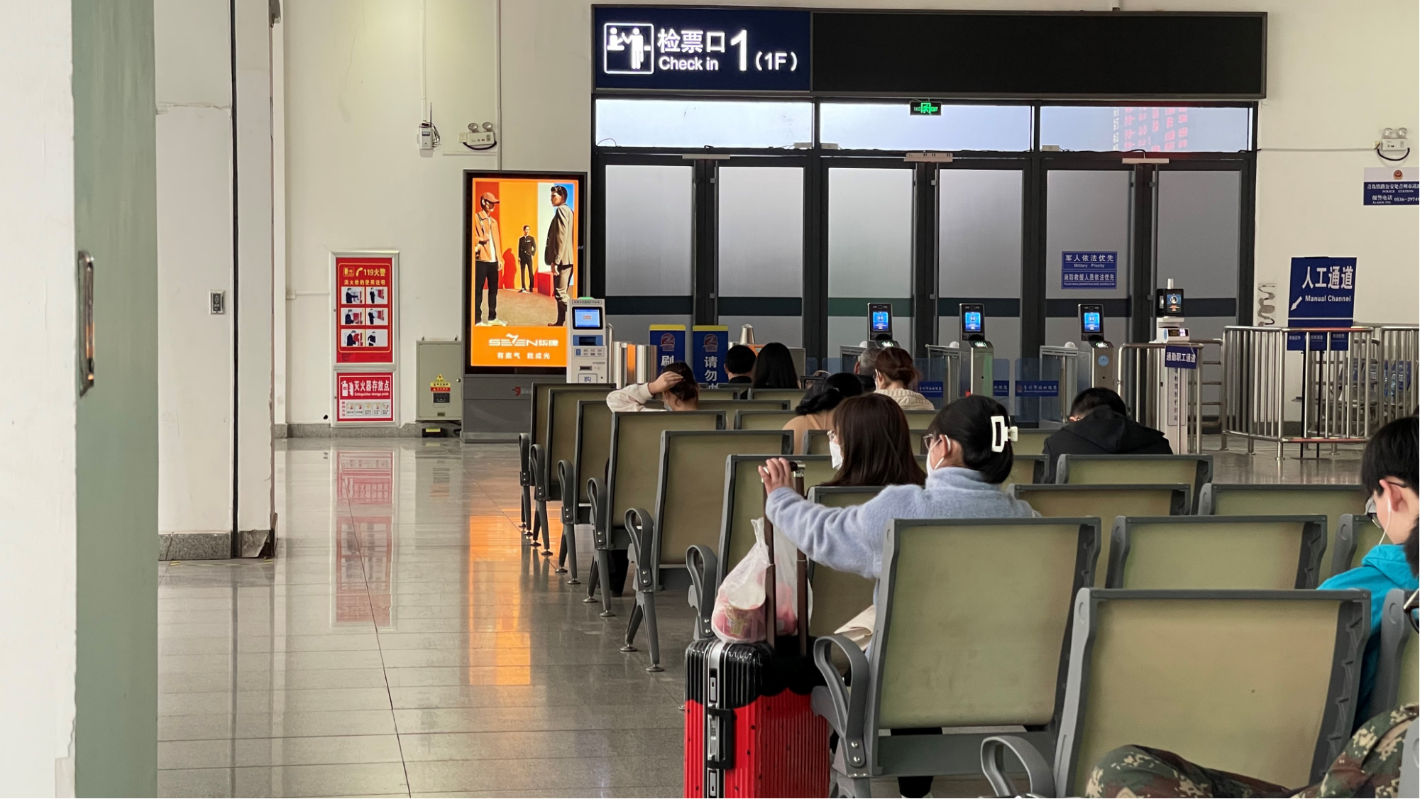 青州市站候车室独立刷屏机广告