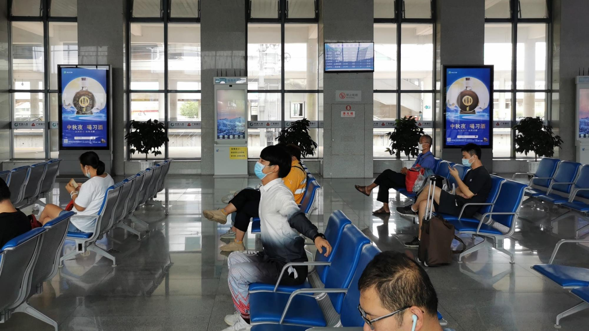 莱阳站候车室独立刷屏机广告