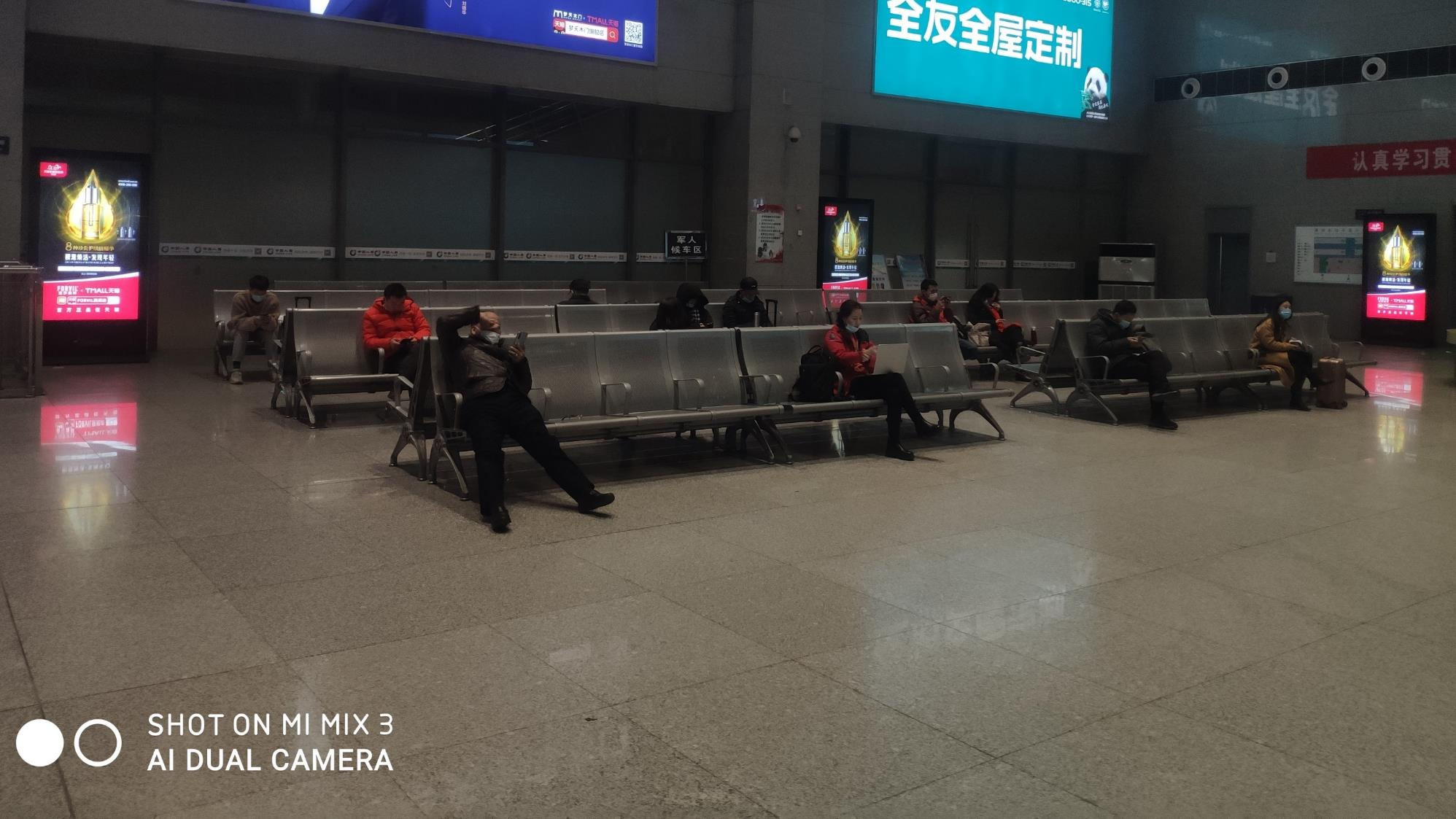 涿州东站广告-候车室独立刷屏机广告