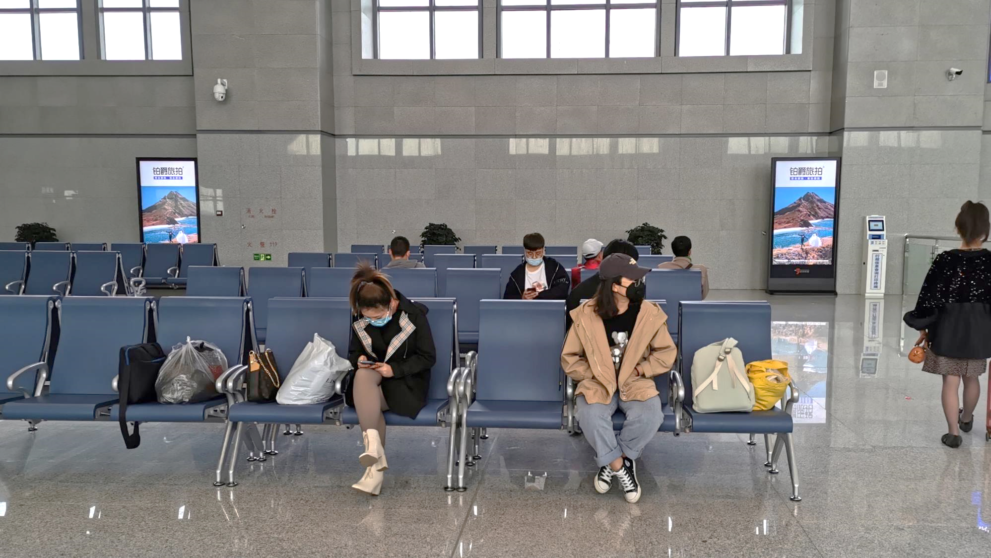 平庄站候车室独立刷屏机广告