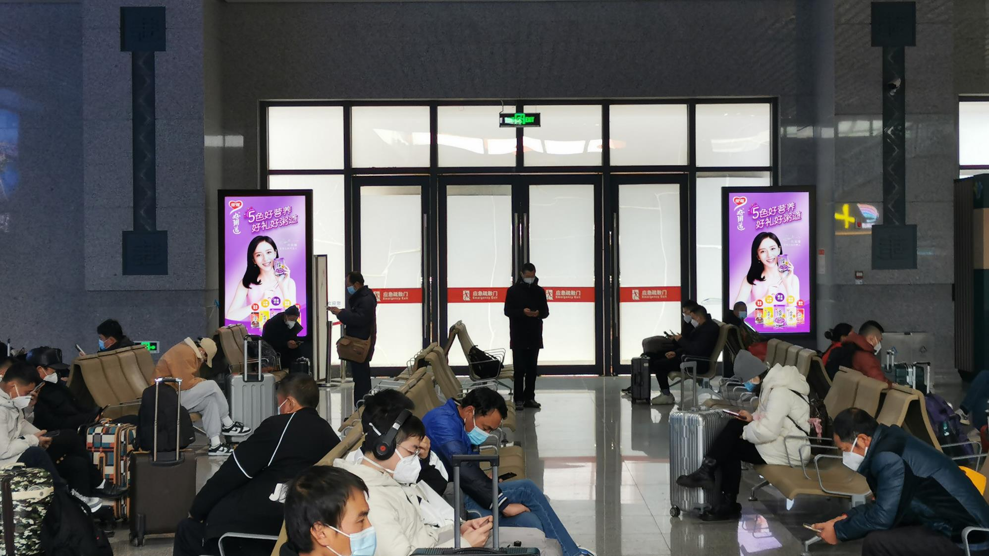 张家港站候车室独立刷屏机广告