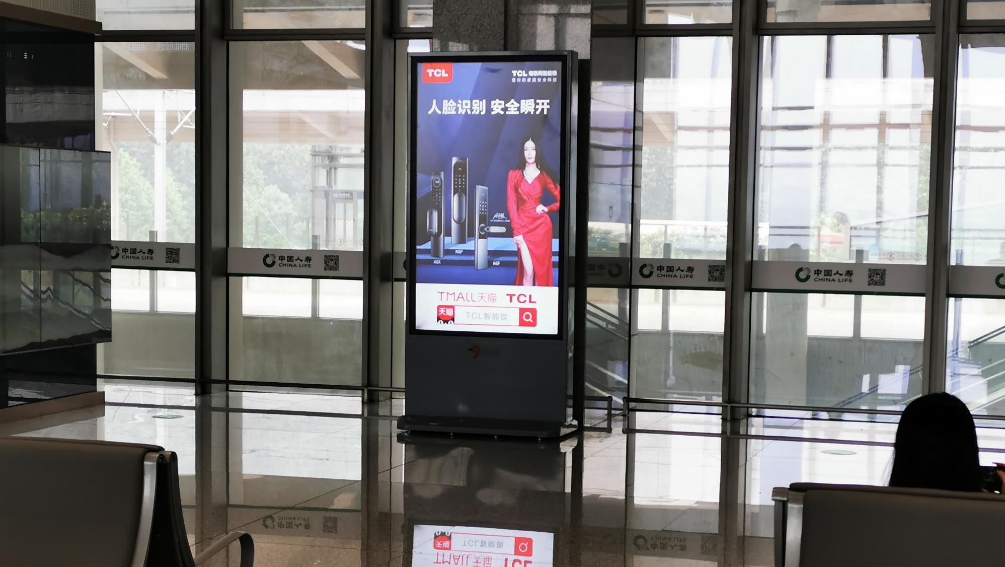 富阳站候车室独立刷屏机广告