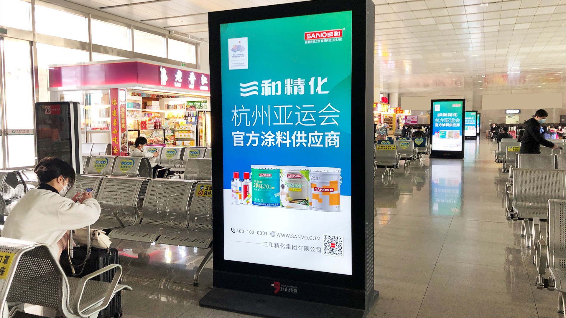 晋江站候车室独立刷屏机广告