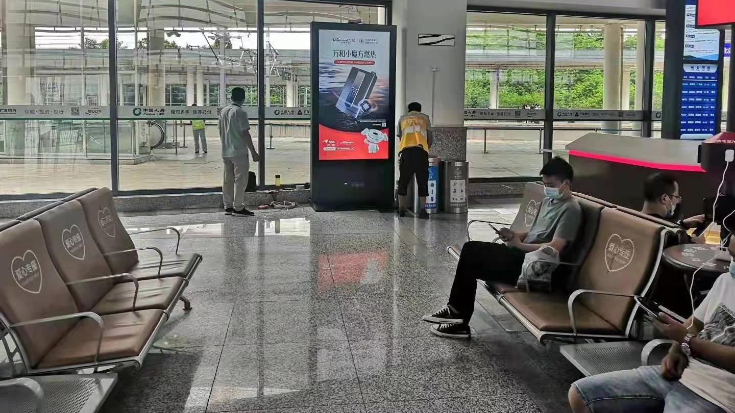 荣昌北站候车室独立刷屏机广告