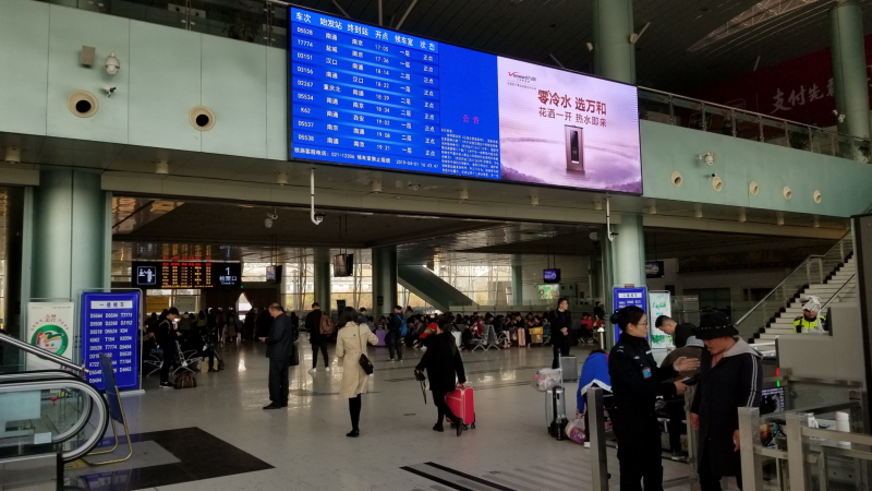 扬州站高铁候车室LED广告