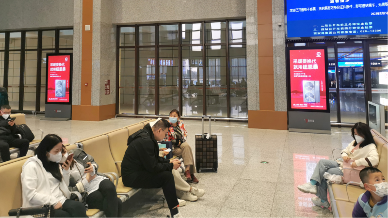 咸阳北站候车室独立刷屏机广告