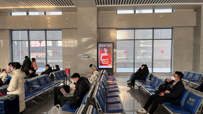 资阳北站候车室独立刷屏机广告