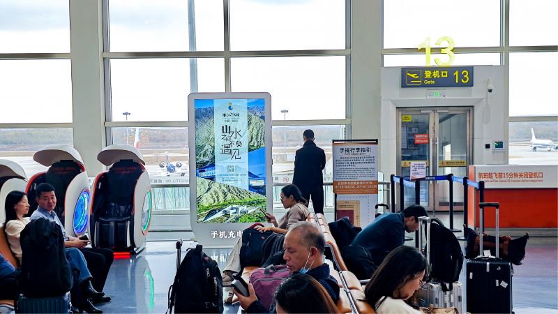 T2/T3航站楼位于T2与T3航站楼各个登机口处LED屏