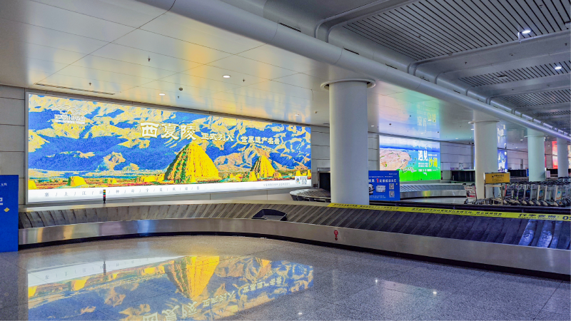 T3航站楼到达厅东墙灯箱